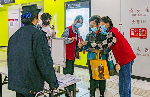 3志愿者協(xié)助雙碼查驗 3志愿者協(xié)助雙碼查驗