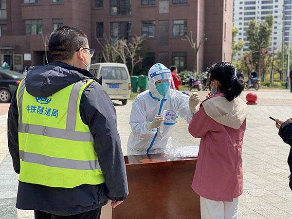 8號線隧道局志愿者協(xié)助核酸檢測 8號線隧道局志愿者協(xié)助核酸檢測